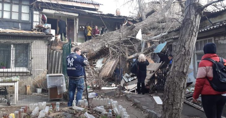 Непогода в Одессе: из-за падения деревьев обвалился дом и повреждена крыша лицея