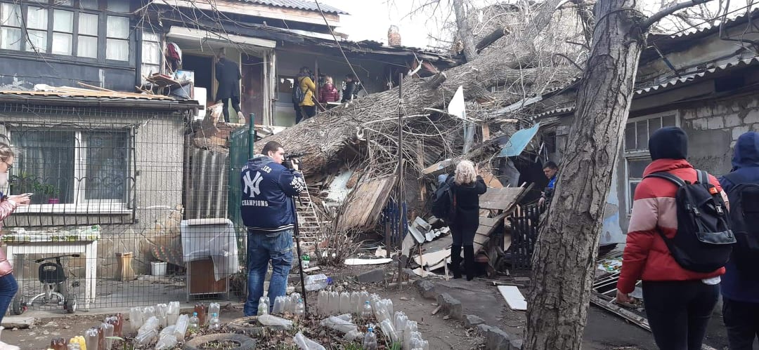 Негода в Одесі: внаслідок падіння дерев обвалився будинок та пошкоджено дах ліцею