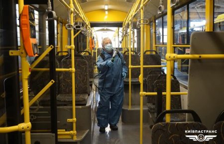Столичний громадський транспорт щодня дезінфікують — Київпастранс