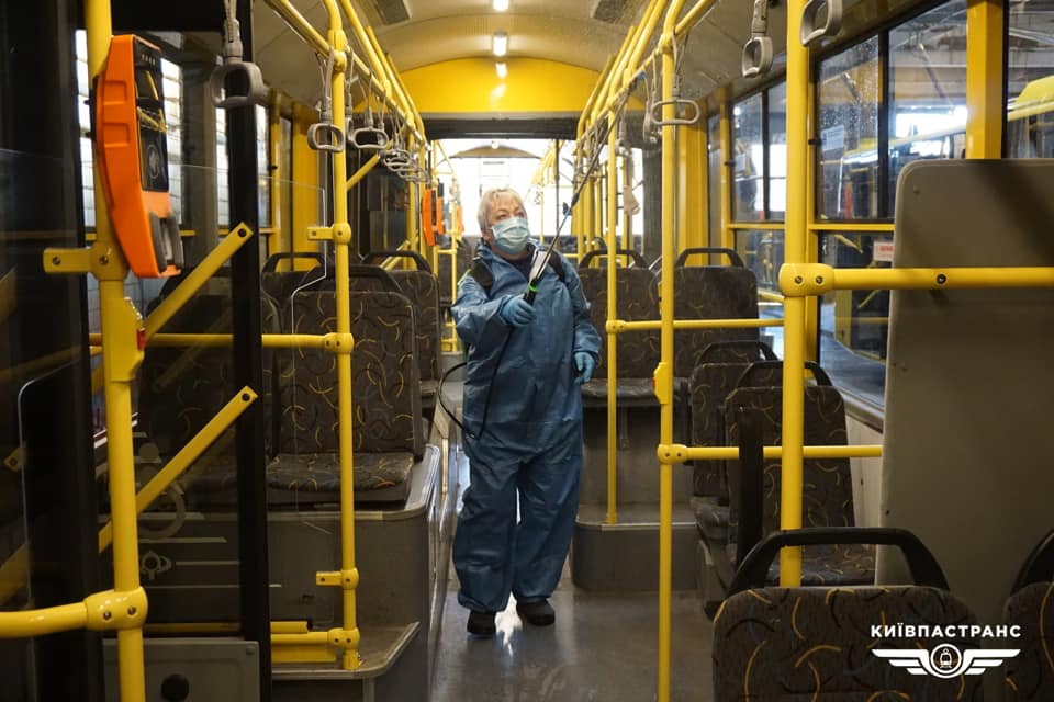 Столичний громадський транспорт щодня дезінфікують — Київпастранс