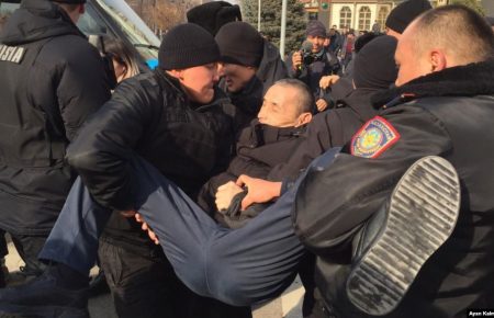На опозиційних мітингах у Казахстані поліція затримала понад сотню людей