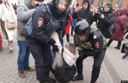 У Петербурзі поліція затримує учасників пікетів проти поправок до Конституції РФ