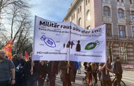 Конференція у Мюнхені: три тисячі протестувальників, один облив себе бензином