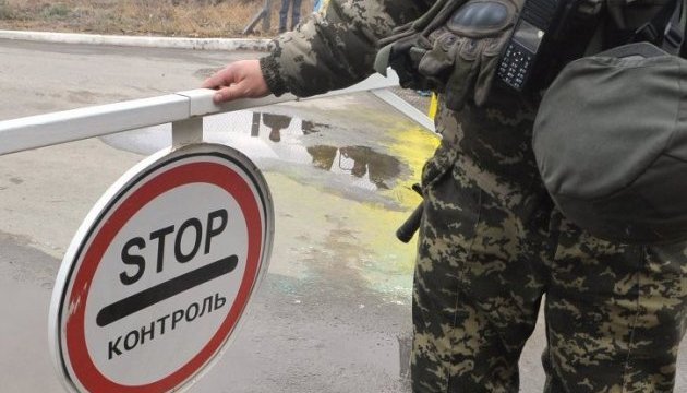 На Донеччині бойовики пропустили 17 авто у бік українського КПВВ за 10 хвилин до його закриття