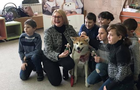 У херсонській бібліотеці собака Кіміко допомагає дітям вивчати українську