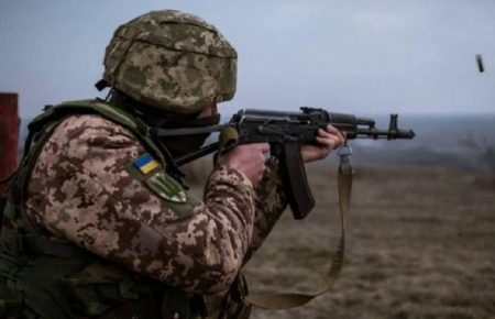 На Донбасі внаслідок обстрілів поранений український військовий