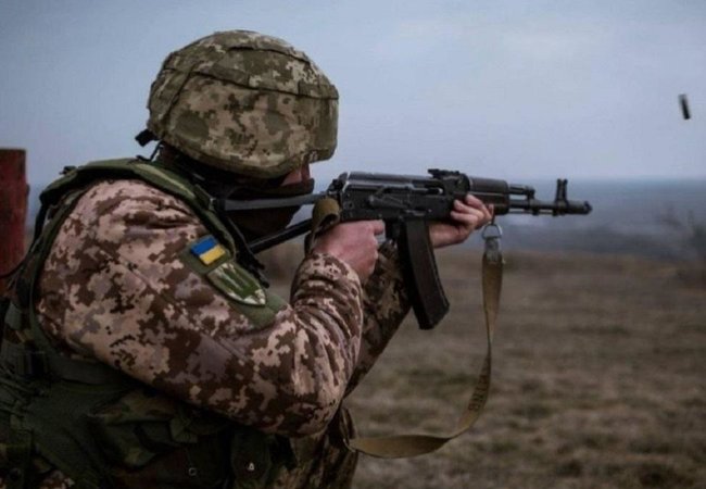 На Донбасі внаслідок обстрілів поранений український військовий