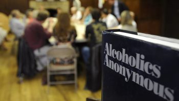 Для многих алкоголиков проблема — не бросить пить, а не начать пить снова — анонимный алкоголик