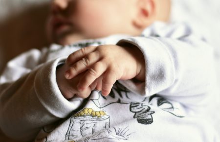 Стимуляція пологів, годування немовлят сумішшю: к лікарі порушують права породілей?