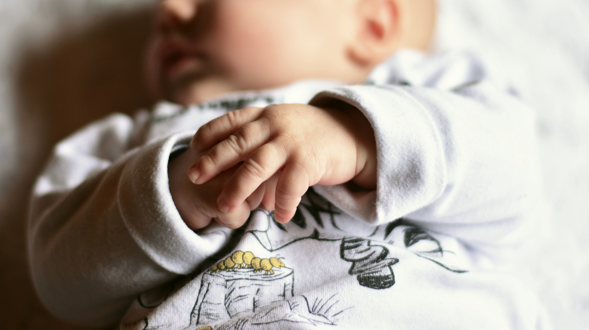 Стимуляція пологів, годування немовлят сумішшю: к лікарі порушують права породілей?