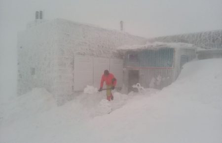 В Карпатах сніговий шторм, туристів просять не йти в гори