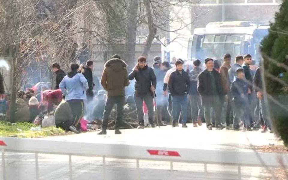 У Греції на кордоні застосували сльозогінний газ проти біженців і мігрантів