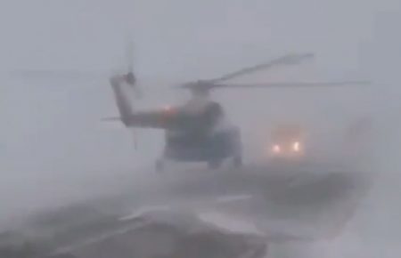 В РФ вертолет, перевозивший рабочих-вахтовиков, совершил жесткую посадку, есть погибшие
