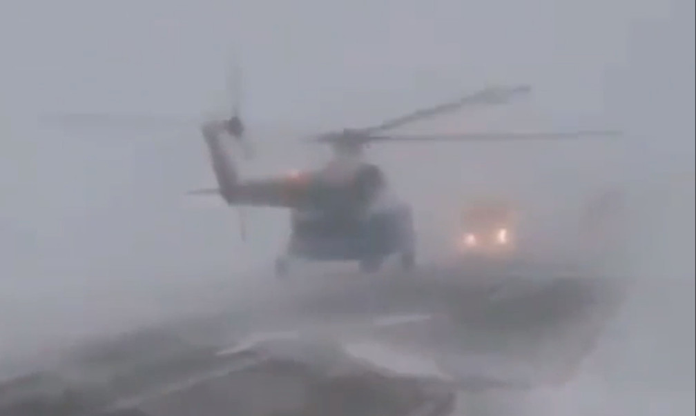 В РФ вертолет, перевозивший рабочих-вахтовиков, совершил жесткую посадку, есть погибшие