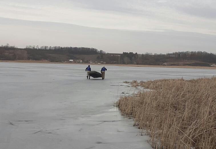 На Харьковщине под лед провалились 5 рыбаков, один погиб — ГСЧС