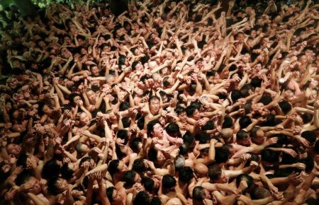 10 тисяч японців, попри холодну погоду, зібралися на щорічний фестиваль голих