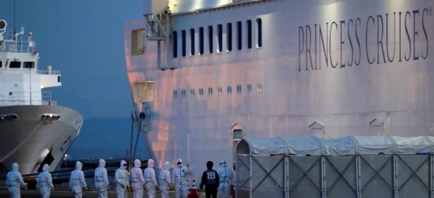 Власти Японии эвакуируют пожилых людей с круизного лайнера Diamond Princess