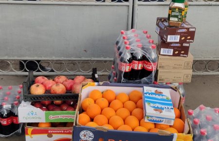 Переселенці привезли евакуйованим з Уханя на Полтавщину фрукти та напої — журналіст