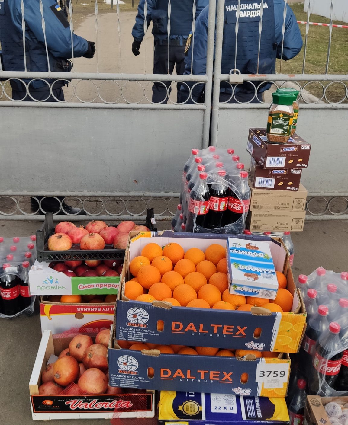 Переселенці привезли евакуйованим з Уханя на Полтавщину фрукти та напої — журналіст