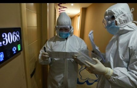 У Китаї від коронавірусу померла майже тисяча людей