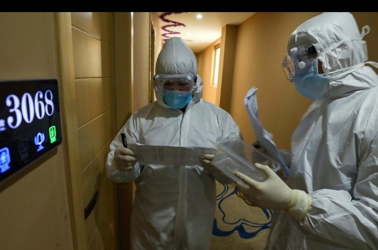 У Китаї від коронавірусу померла майже тисяча людей