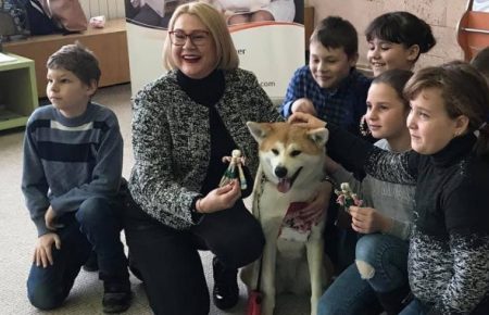 В херсонской библиотеке собака Кимико помогает детям изучать украинский