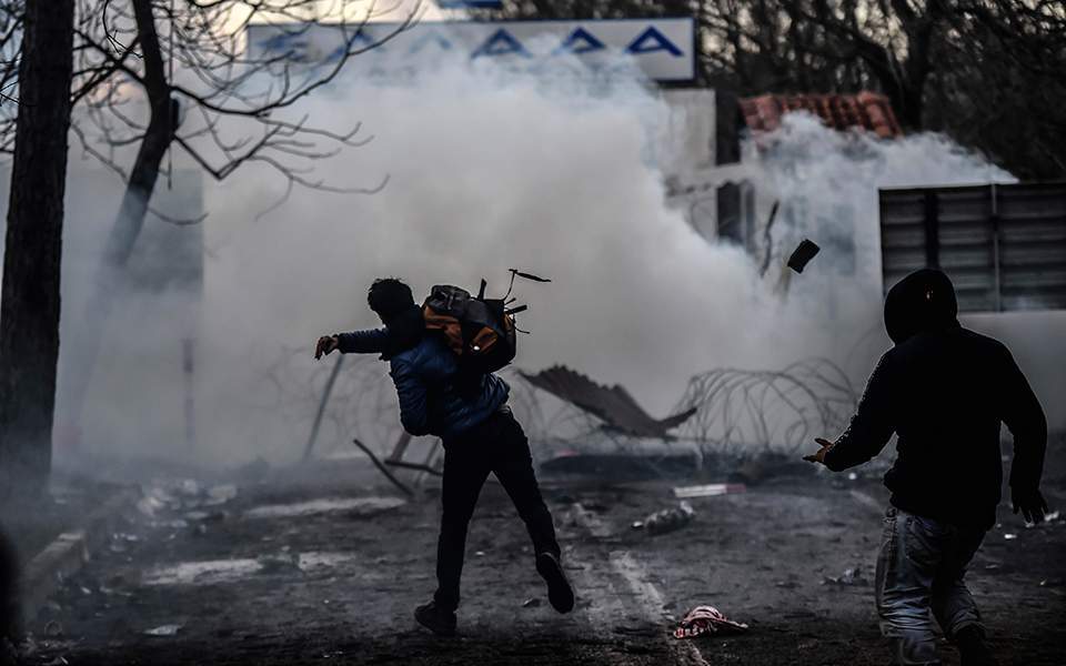 Грецька поліція знову застосувала сльозогінний газ проти 4 тисяч біженців