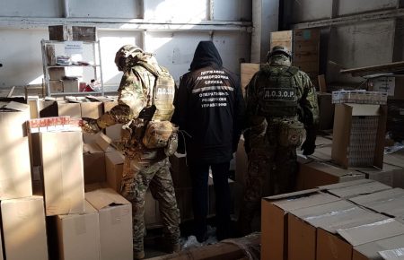 Під час обшуків у низці областей виявили понад 1,5 тисячі ящиків цигарок, завезених з окупованого Донбасу
