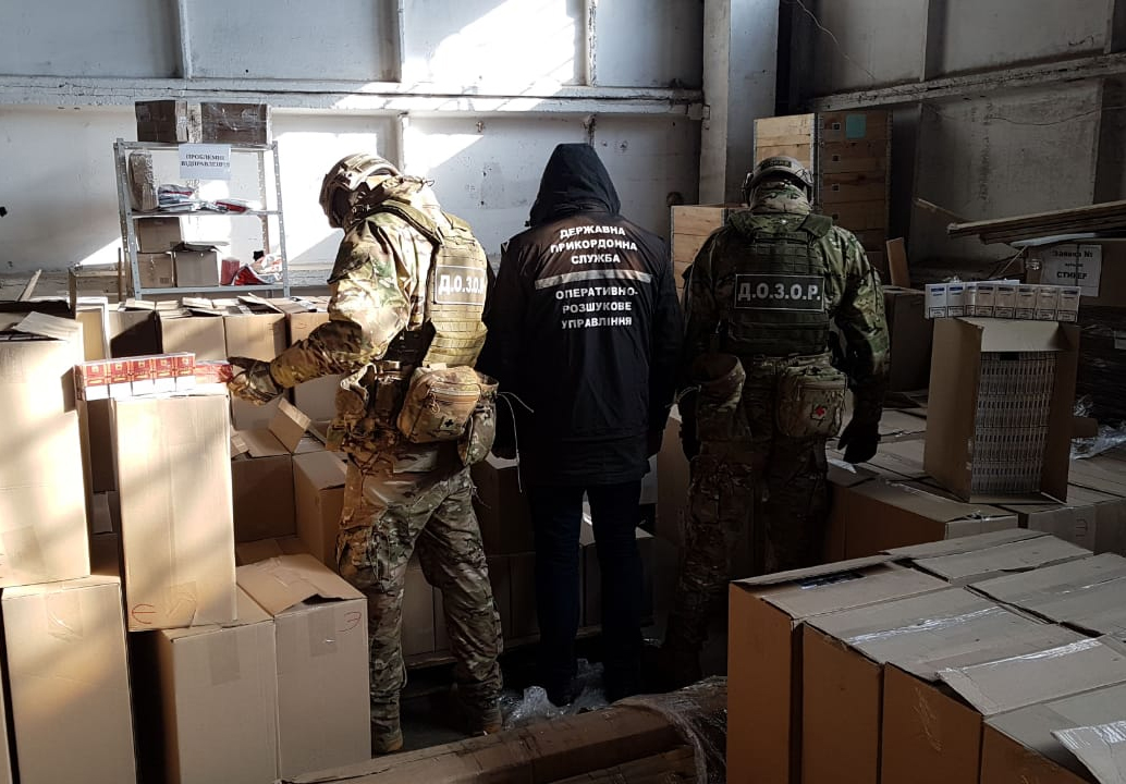 Під час обшуків у низці областей виявили понад 1,5 тисячі ящиків цигарок, завезених з окупованого Донбасу
