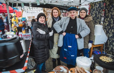 В Ужгороді волонтери продають палачінту, щоб допомогти українським військовим