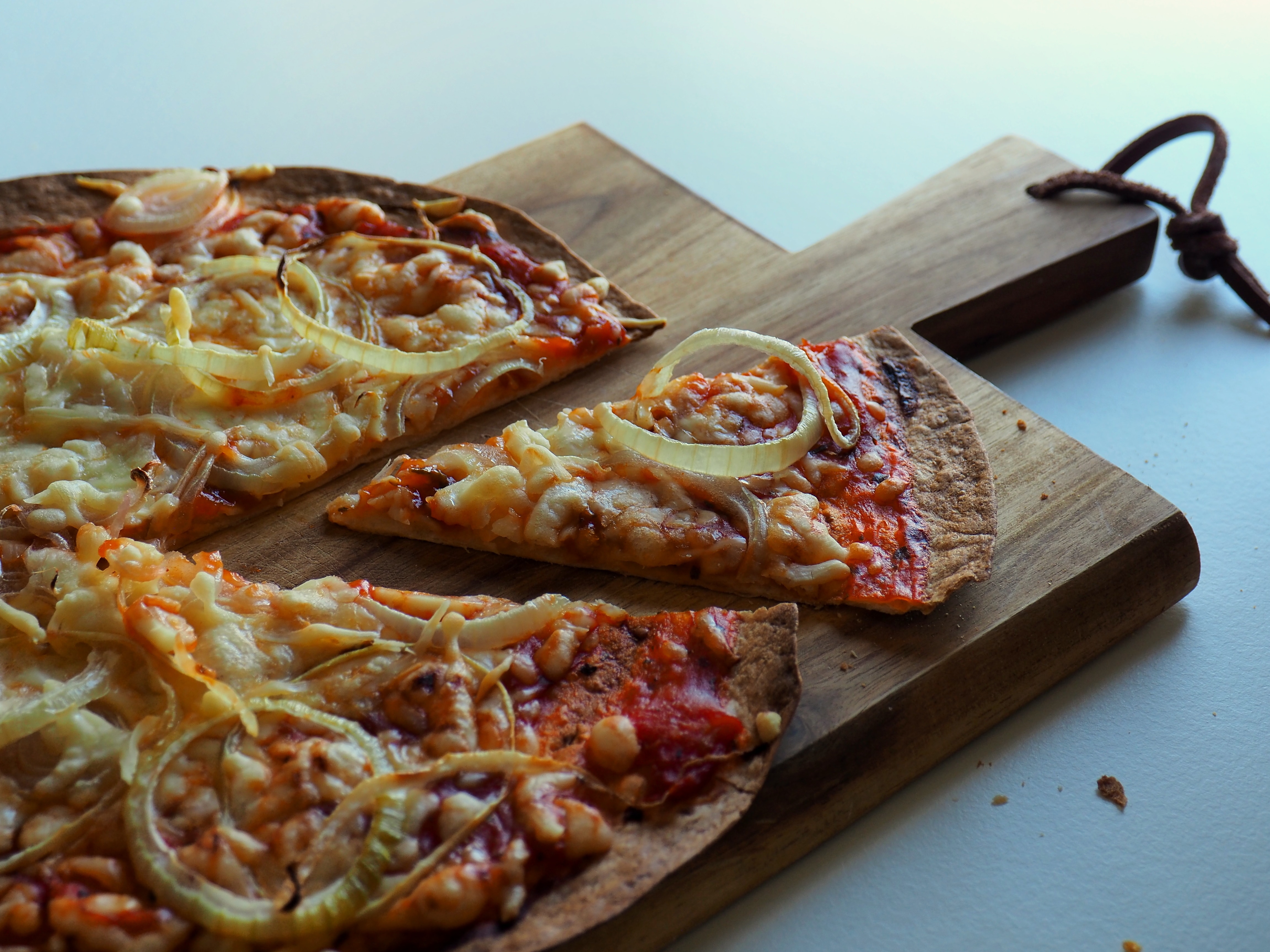 Сколько жарить пиццу. Итальянская пицца. Жареная пицца. Запеченная пицца. Пицца с жареным луком.