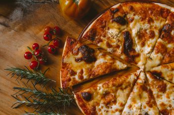 Як приготувати справжню піцу та які бувають різновиди?