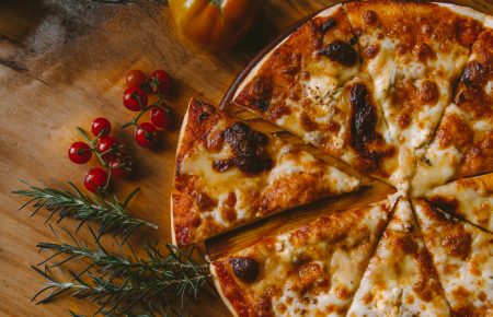 Як приготувати справжню піцу та які бувають різновиди?