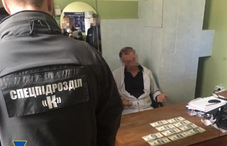 На Житомирщині лікар вимагав гроші з пораненого військовослужбовця за направлення на медичну комісію