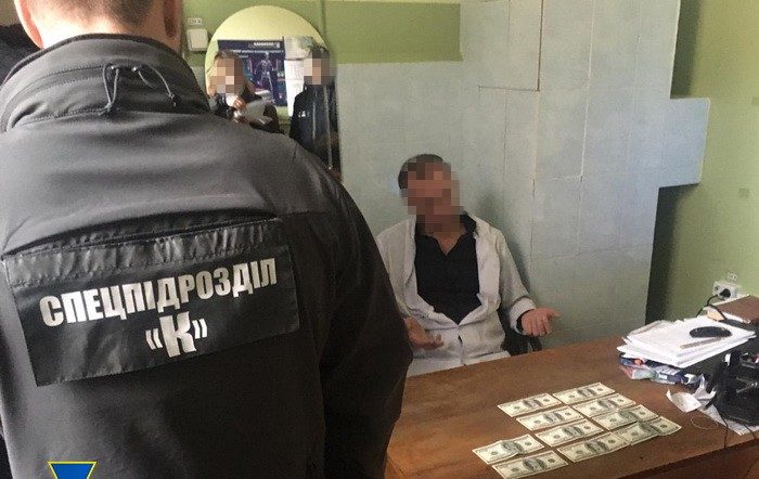 На Житомирщині лікар вимагав гроші з пораненого військовослужбовця за направлення на медичну комісію