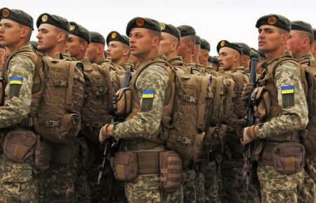 Приветствие «Слава Украине!» в армии сохранят приказом Минобороны