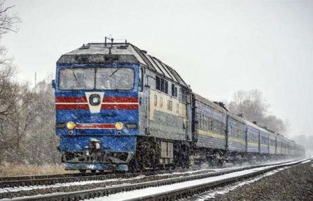 На Львівщині запізнюється 5 потягів: вітер повалив дерева на колію