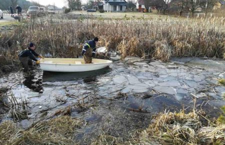 На Львівщині автівка впала в озеро, загинули 4 людей