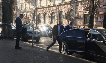 Журналісти зафіксували візит Ахметова до НАБУ — у олігарха стверджують, що його викликали як свідка