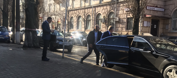 Журналісти зафіксували візит Ахметова до НАБУ — у олігарха стверджують, що його викликали як свідка