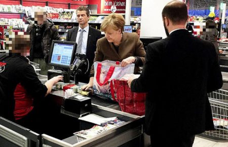 Меркель помітили у супермаркеті під час карантину