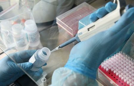 На Сумщині у померлої жінки підтвердили коронавірус, заражені троє її родичів