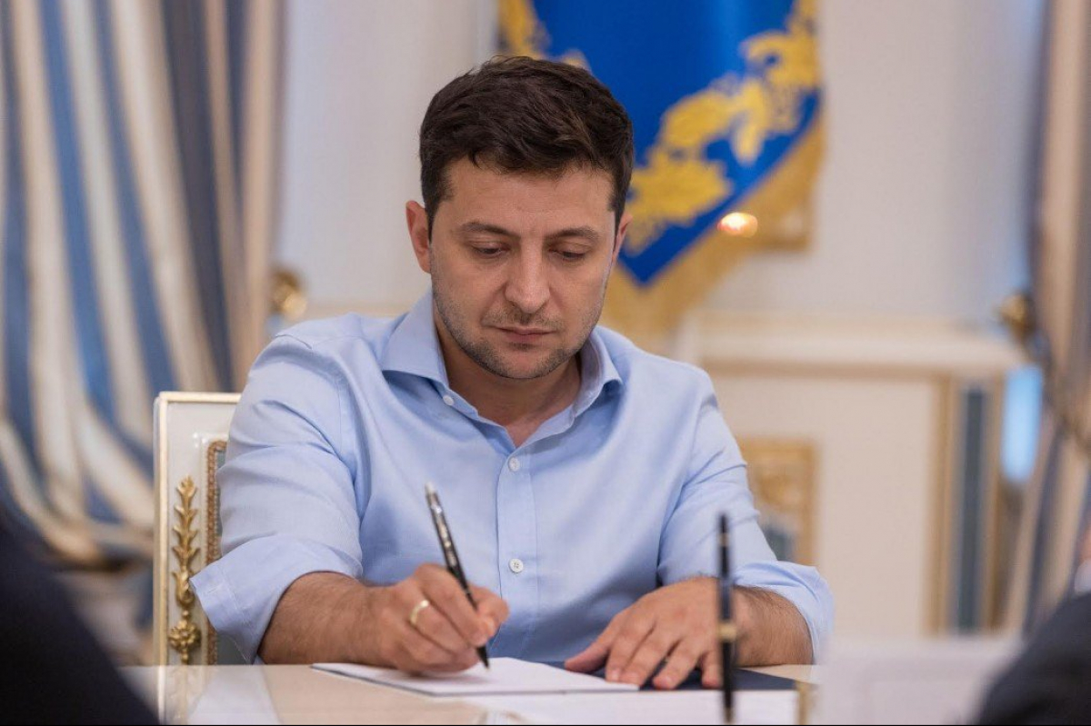 Зеленський підписав зміни до Податкового кодексу щодо видобутку бурштину