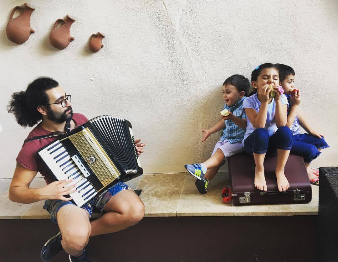Протестна музика з Лівану від акордеоніста Самаха Бульмуни —‎ у From far away #15
