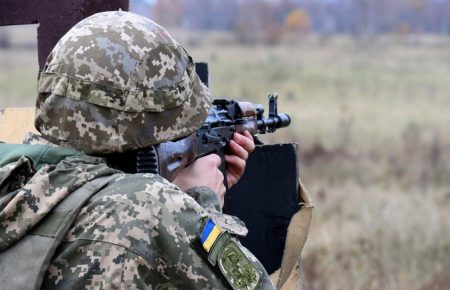 На Донбасі внаслідок обстрілів троє українських військових дістали поранення