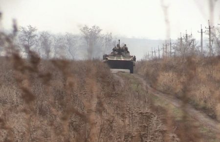 Один военный погиб, трое получили ранения — на Луганщине подорвалась БМП