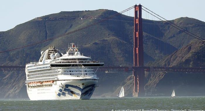 Коронавірус виявили у 21 людини на лайнері Grand Princess, що стоїть біля берегів США Коронавірус виявили у 21 людини на лайнері Grand Princess, що стоїть біля берегів США