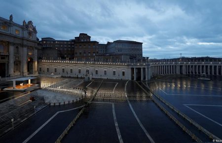 Папа Римський виступив з посланням на порожній площі Святого Петра у Ватикані