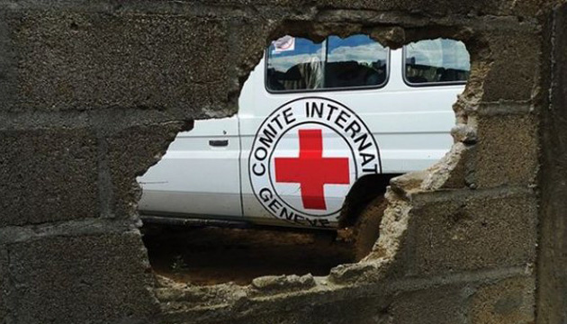 Доба на Донбасі: бойовики з безпілотника обстріляли автівку Червоного хреста