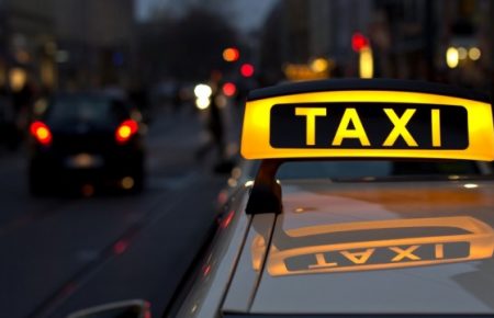 У столиці декілька служб таксі безкоштовно обслуговуватимуть медпрацівників — Кличко